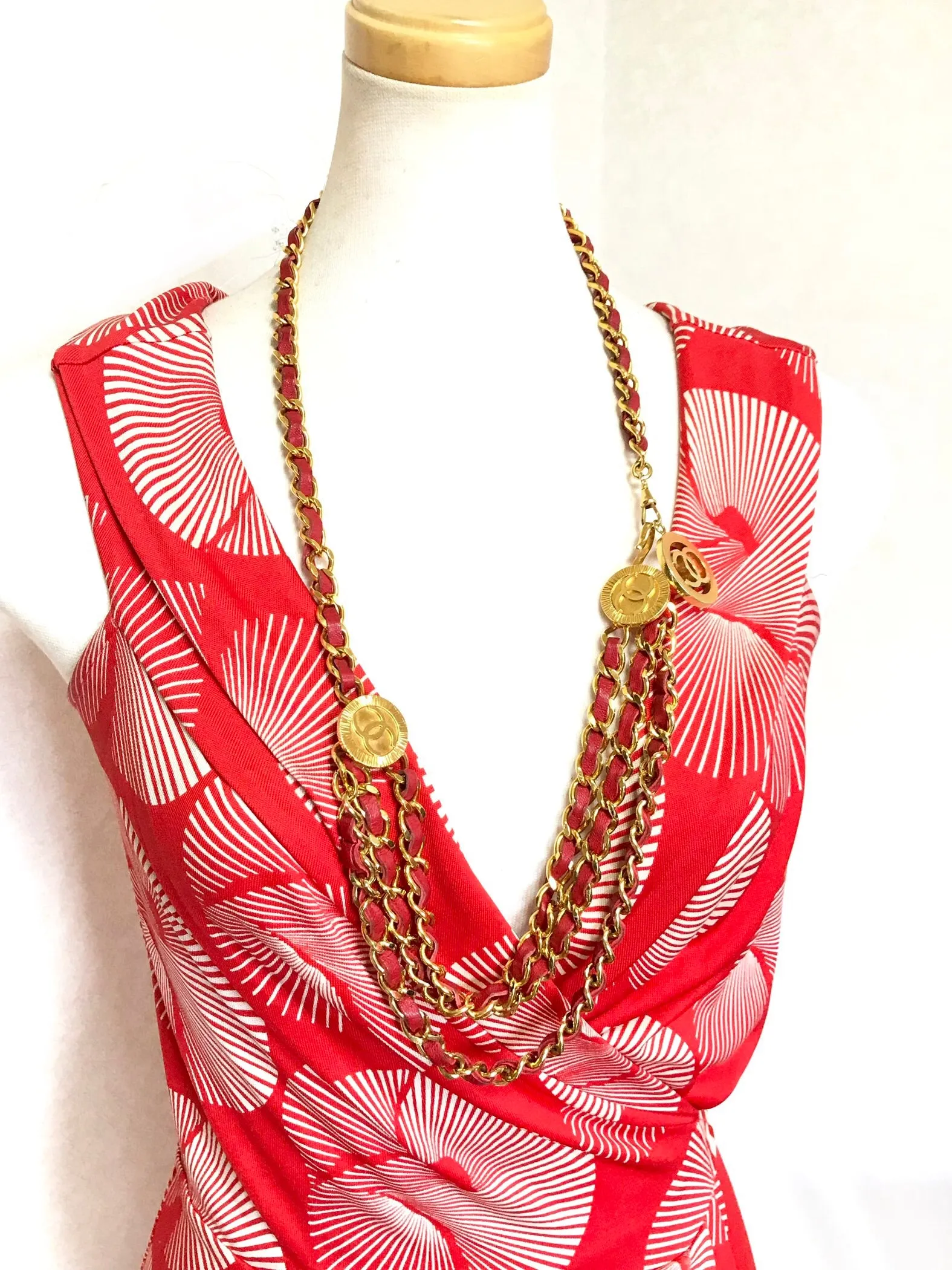 80's Vintage CHANEL red leather and chain belt with golden CC charms. Must-have belt from CHANEL. Triple layer belt.