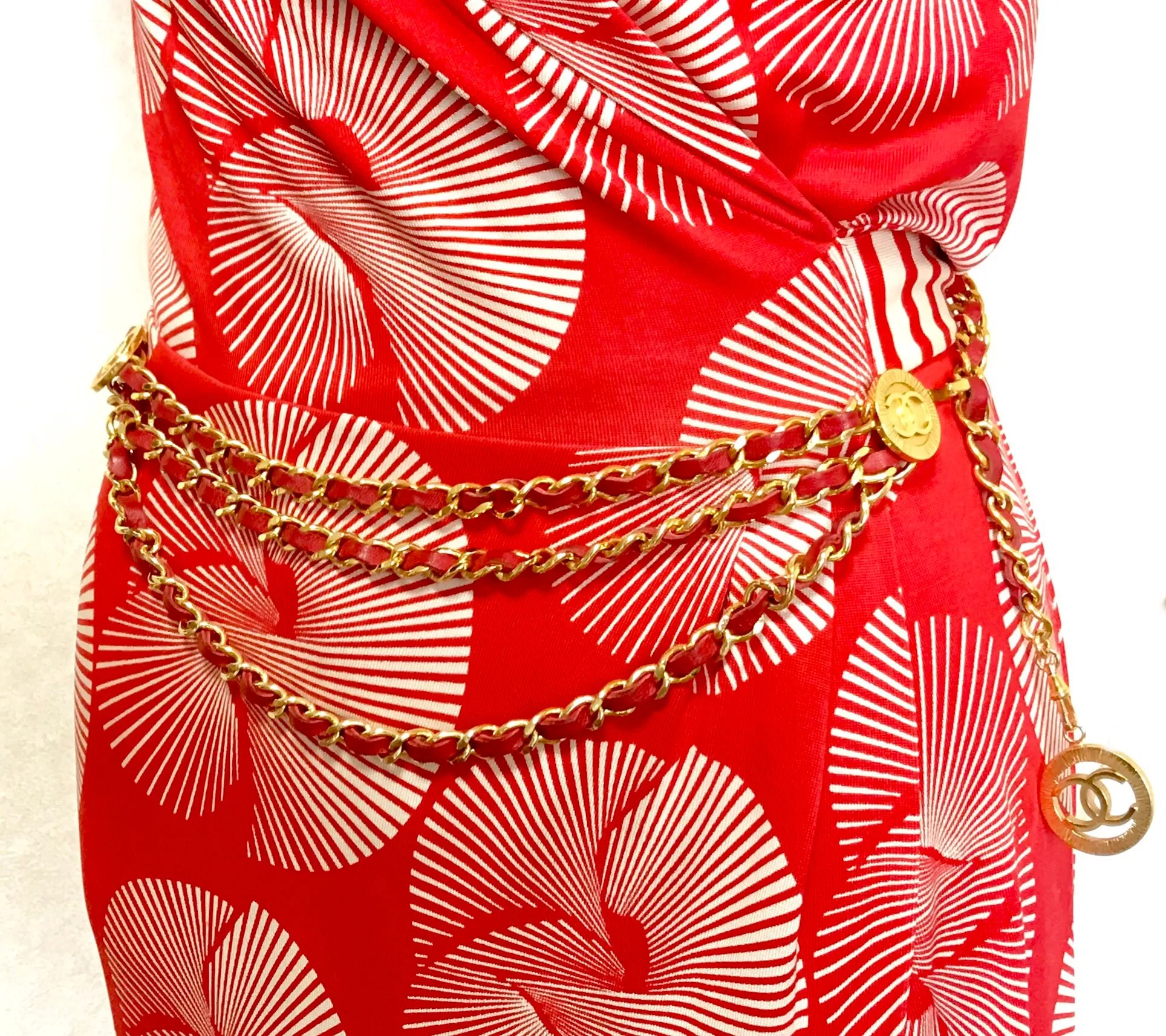 80's Vintage CHANEL red leather and chain belt with golden CC charms. Must-have belt from CHANEL. Triple layer belt.