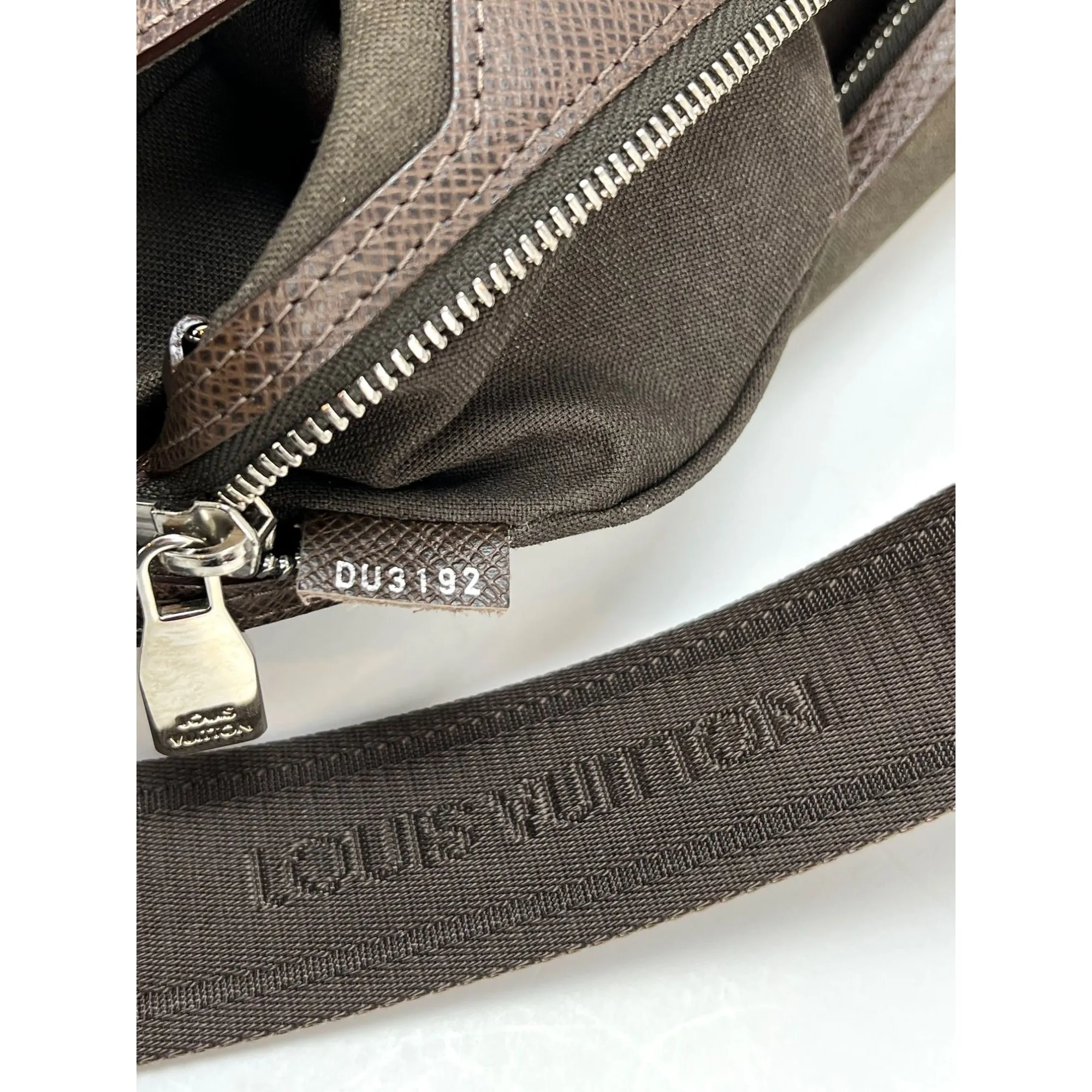 LOUIS VUITTON Taiga Roman MM Messenger Grizzli Leather Bag Men's