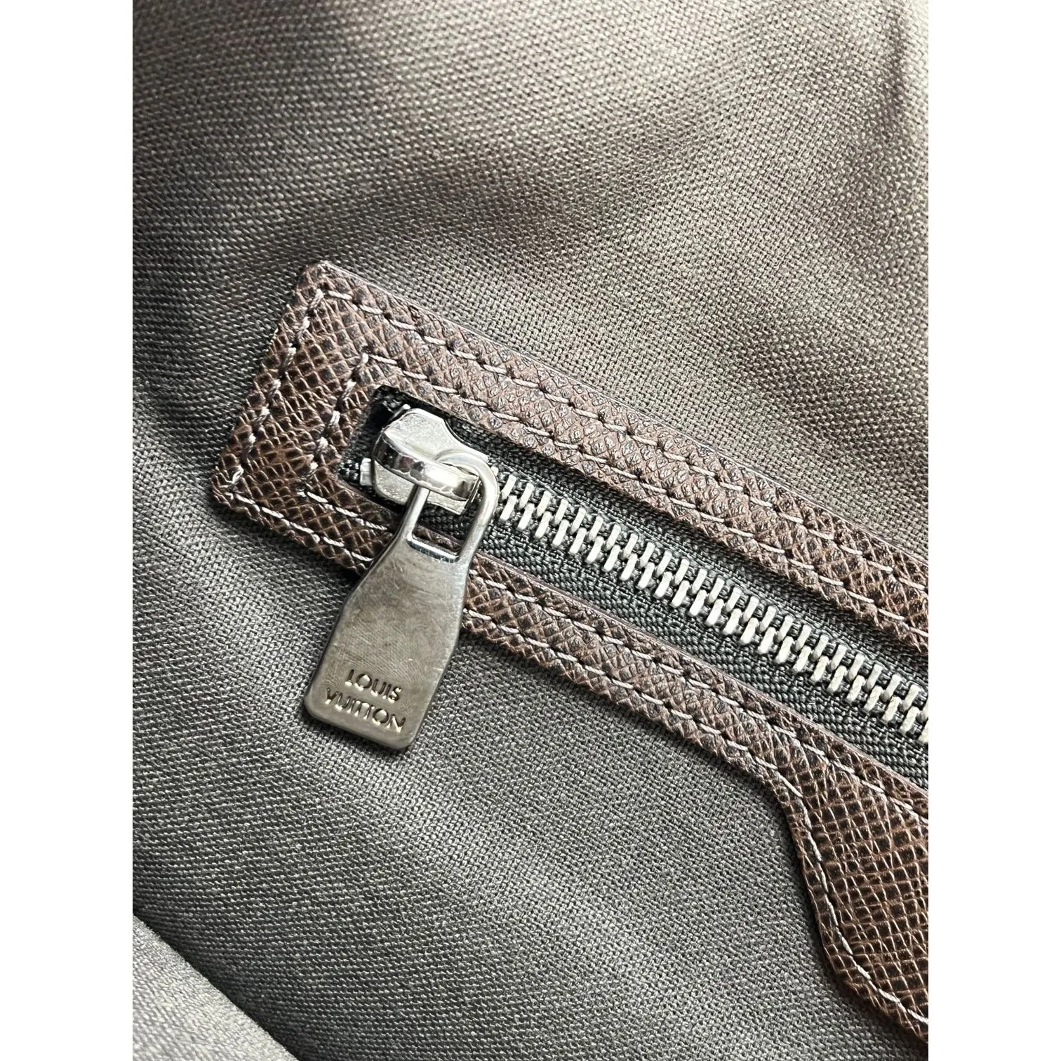 LOUIS VUITTON Taiga Roman MM Messenger Grizzli Leather Bag Men's