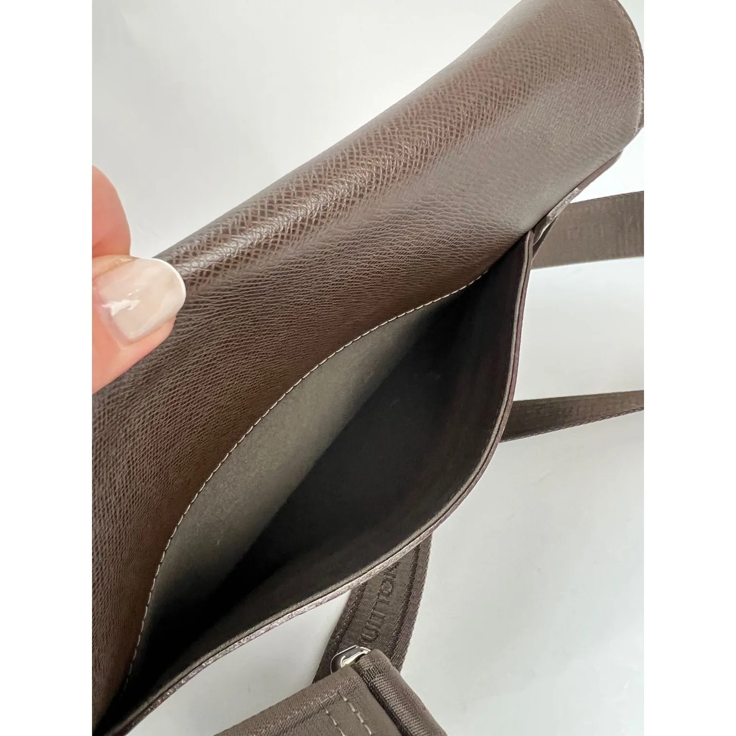 LOUIS VUITTON Taiga Roman MM Messenger Grizzli Leather Bag Men's