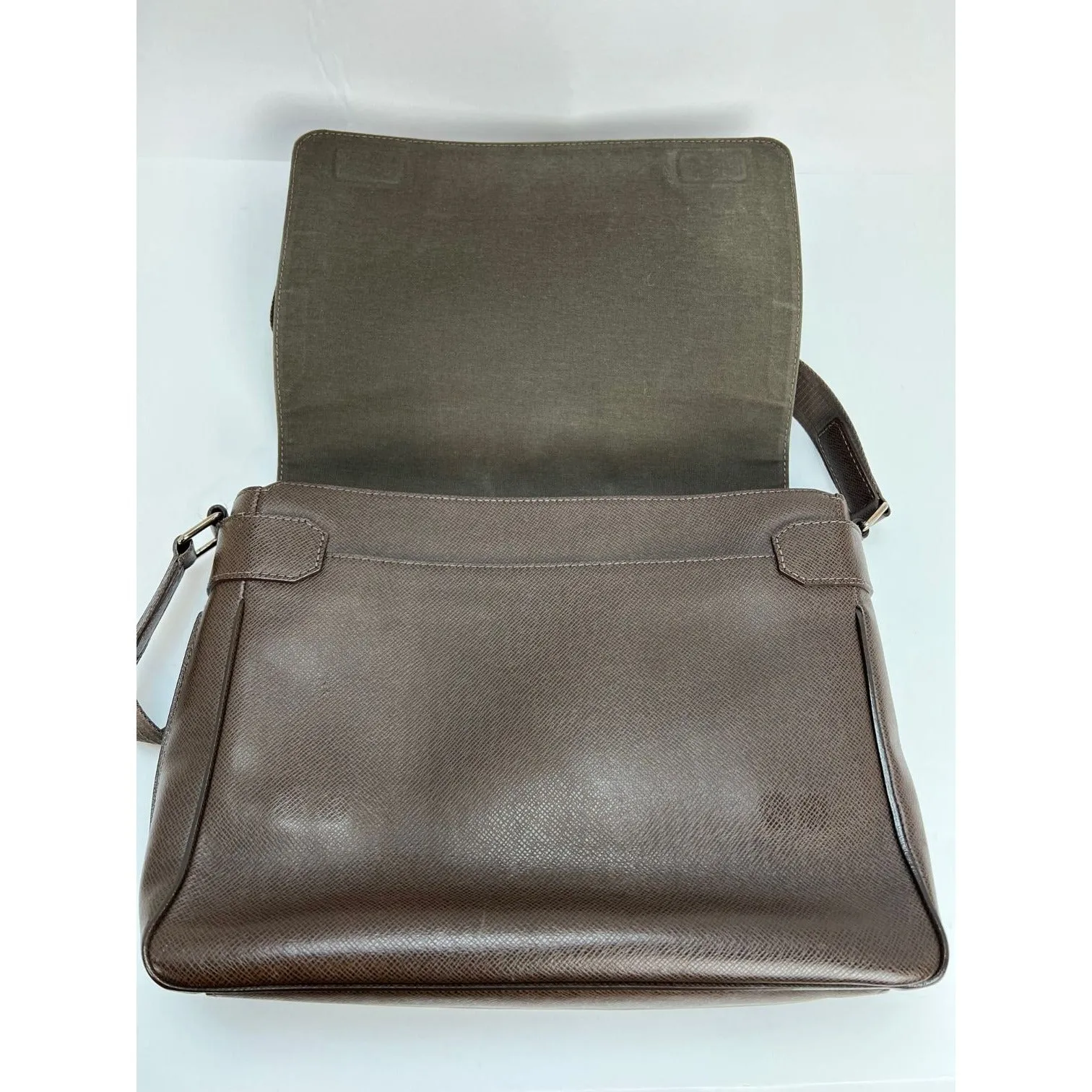 LOUIS VUITTON Taiga Roman MM Messenger Grizzli Leather Bag Men's