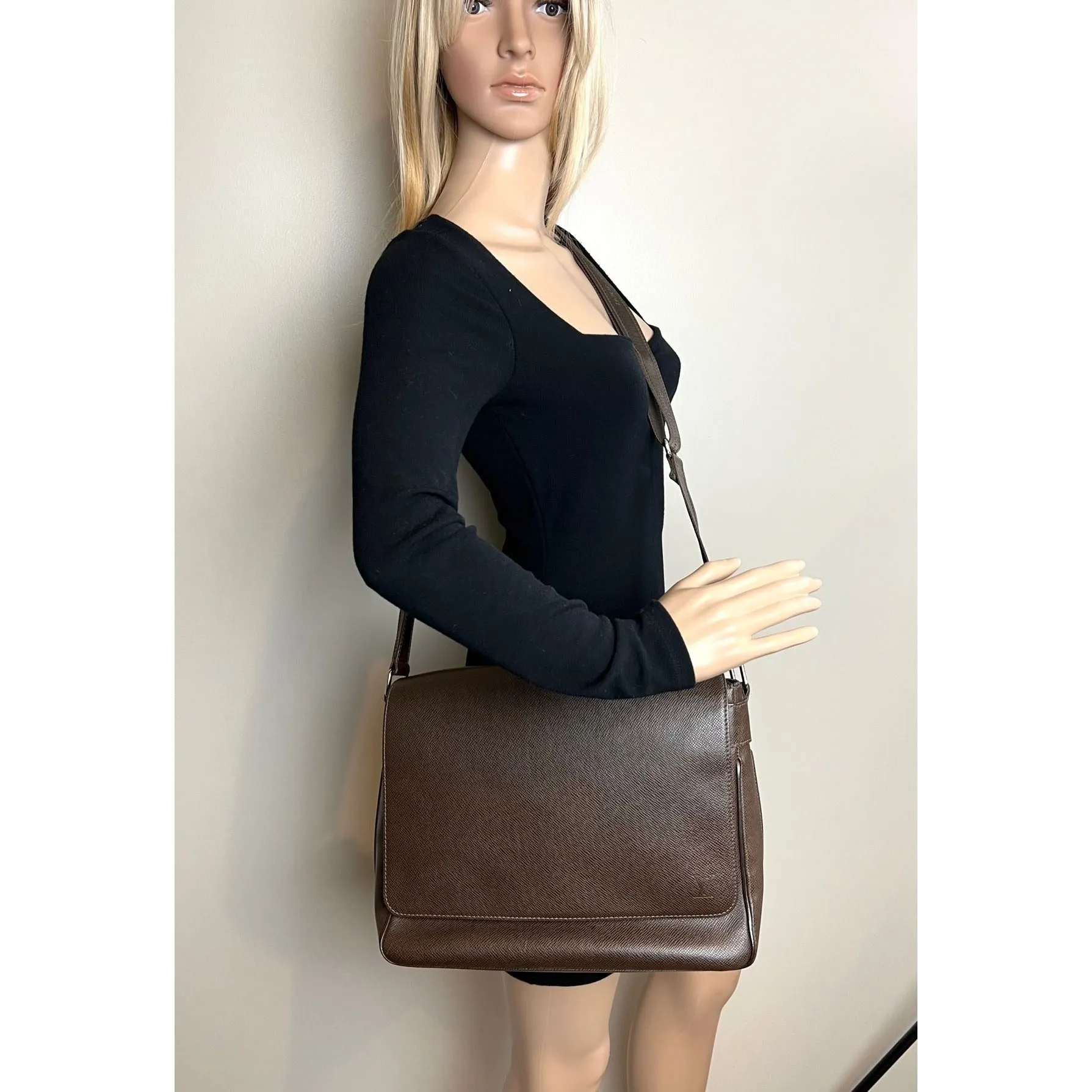 LOUIS VUITTON Taiga Roman MM Messenger Grizzli Leather Bag Men's
