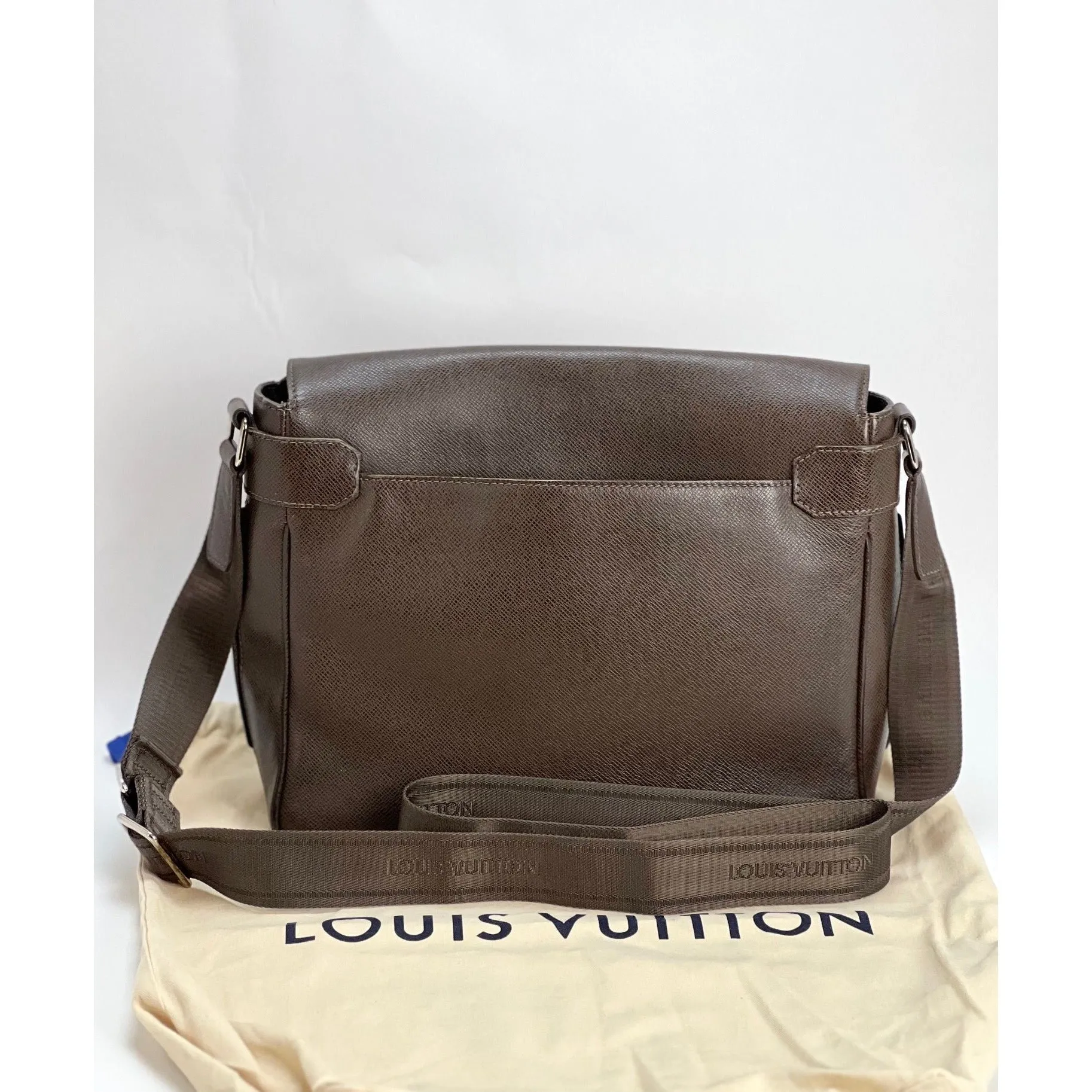 LOUIS VUITTON Taiga Roman MM Messenger Grizzli Leather Bag Men's