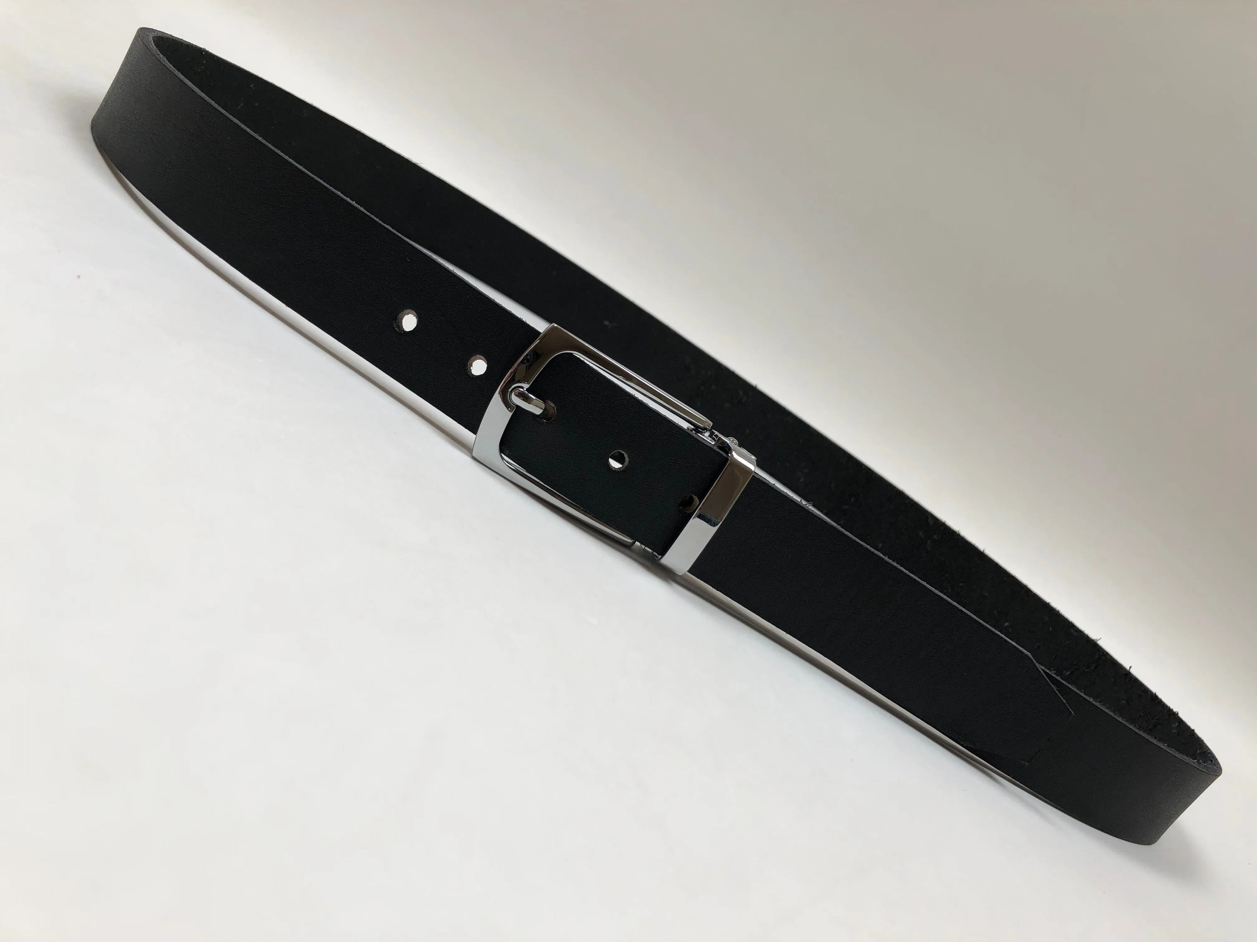 Men's Black Leather Belt with Silver Tone Buckle 38Z5