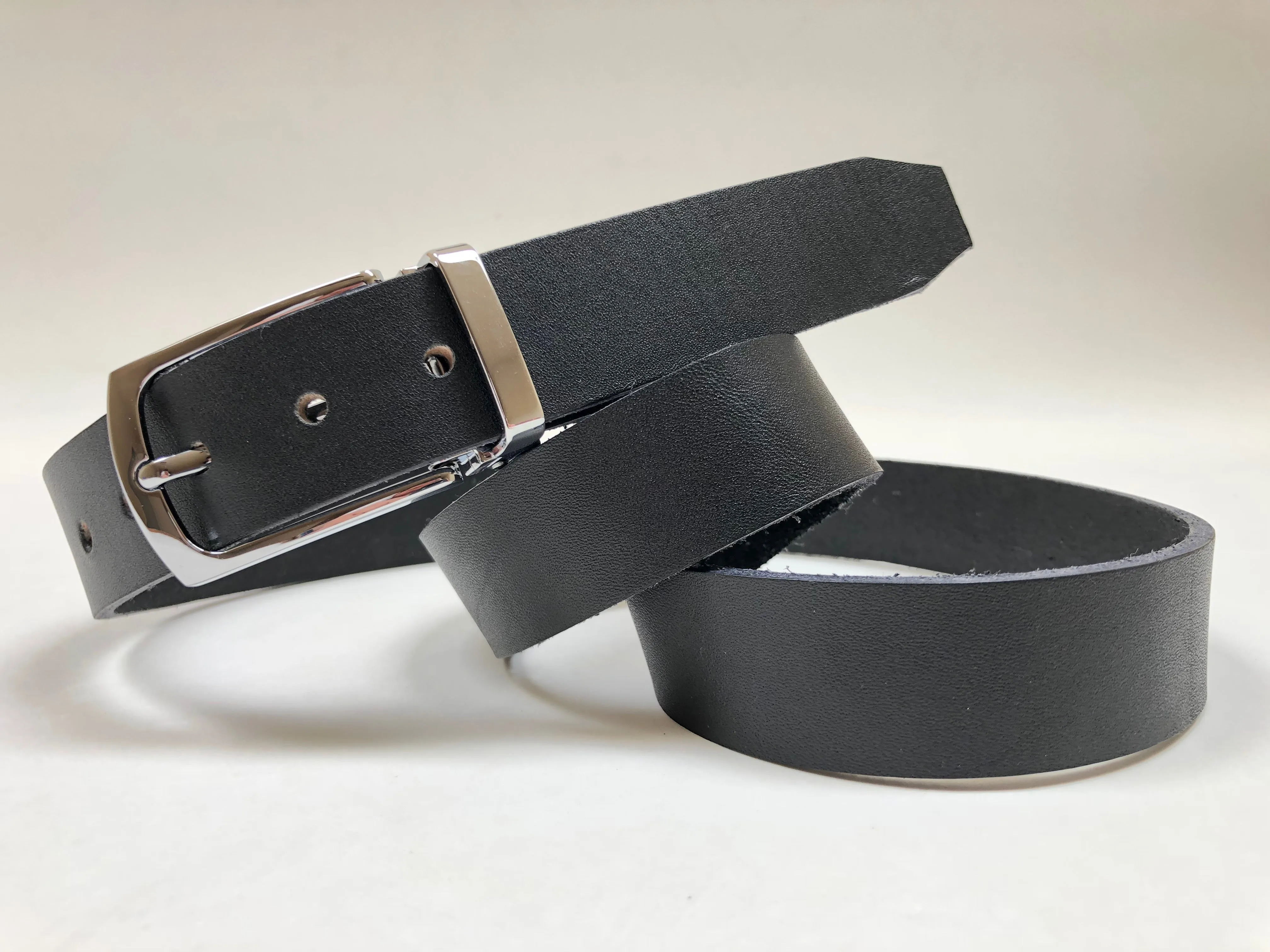 Men's Black Leather Belt with Silver Tone Buckle 38Z5