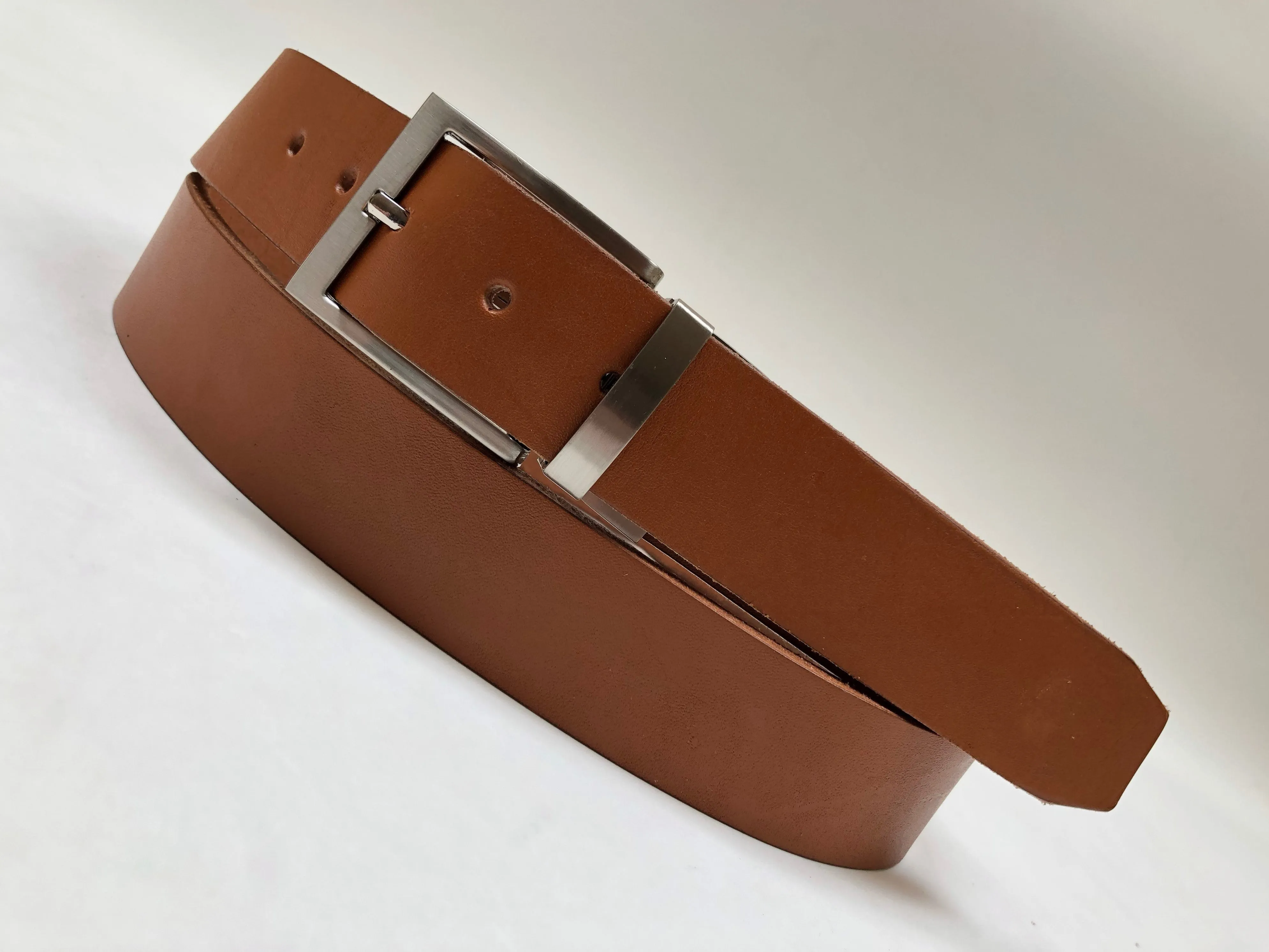 Men's Tan Leather Belt with Silver Tone Buckle 42Z7