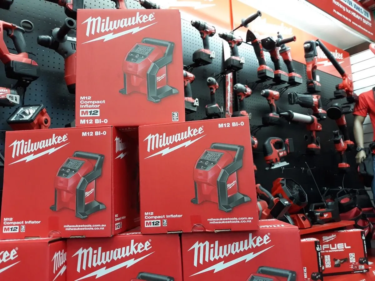 Milwaukee M12BI-0 12V Cordless Tyre Inflator / Battery Operated Tyre Pump c/w 2 no 3.0AH 12V Batteries, 1 no 12V Charger and 1 no Contractor Bag