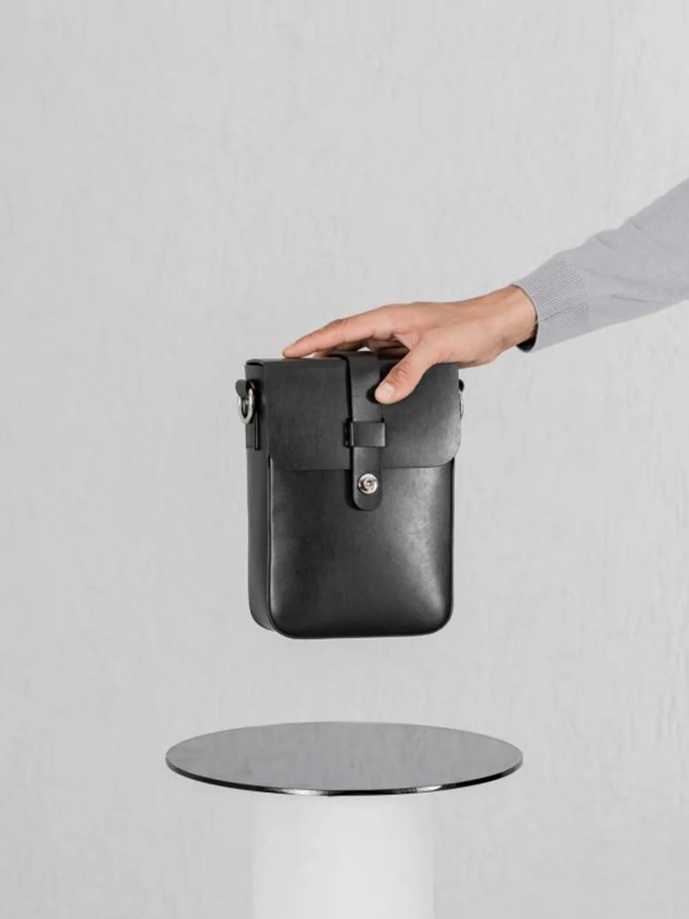 Perona   I   Bag - Messenger Finn