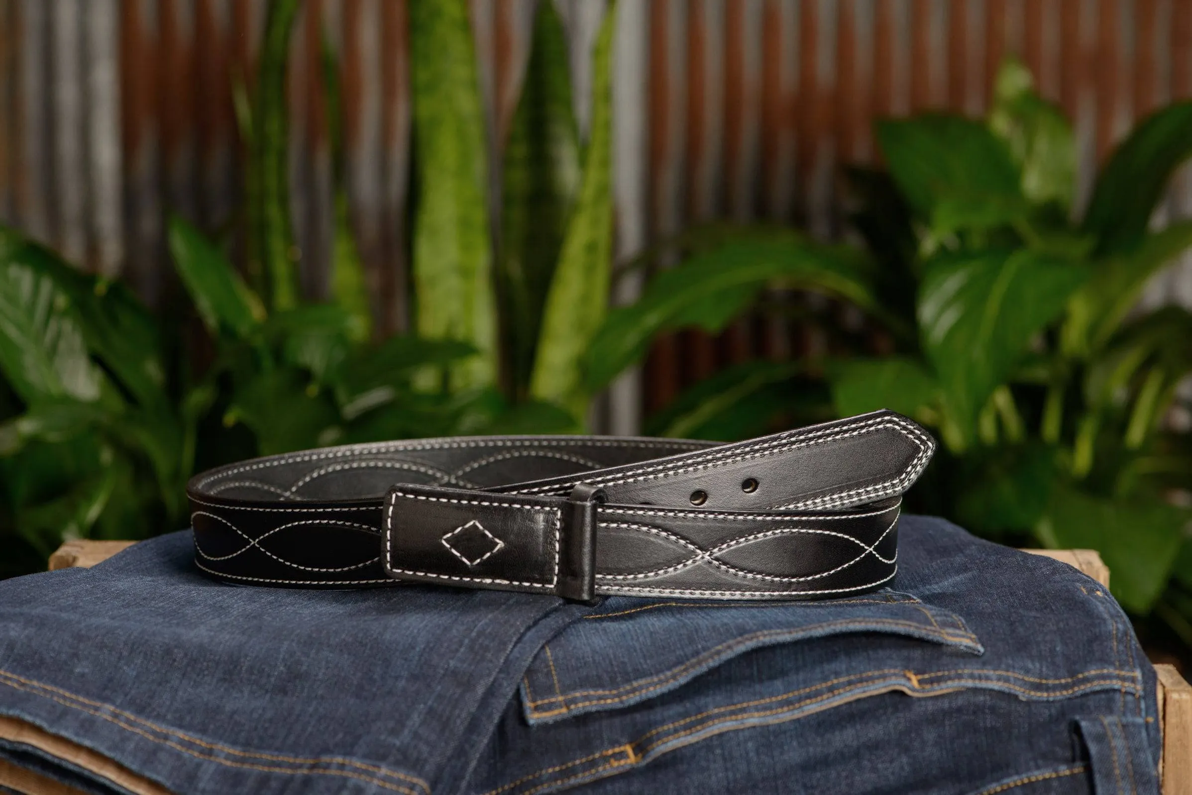The Pit Boss: Black Figure 8 White Stitched Buckle-less Ball Hook 1.50"