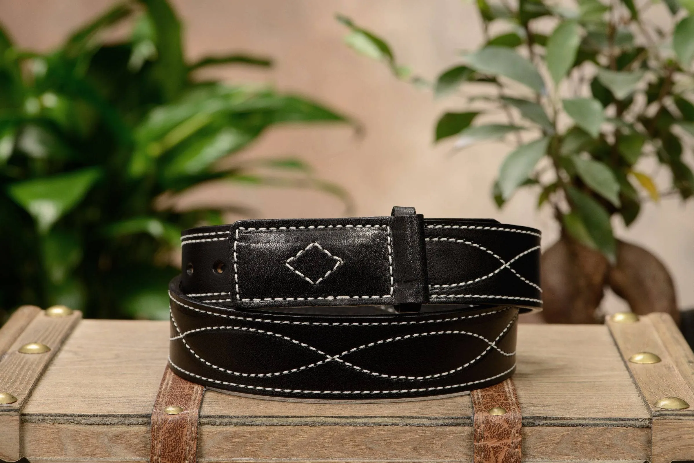 The Pit Boss: Black Figure 8 White Stitched Buckle-less Ball Hook 1.50"
