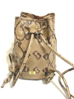 Vintage MOSCHINO by redwall snakeskin print leather mini backpack with golden M logo charm. Perfect chic and mod daily bag. 070131re1
