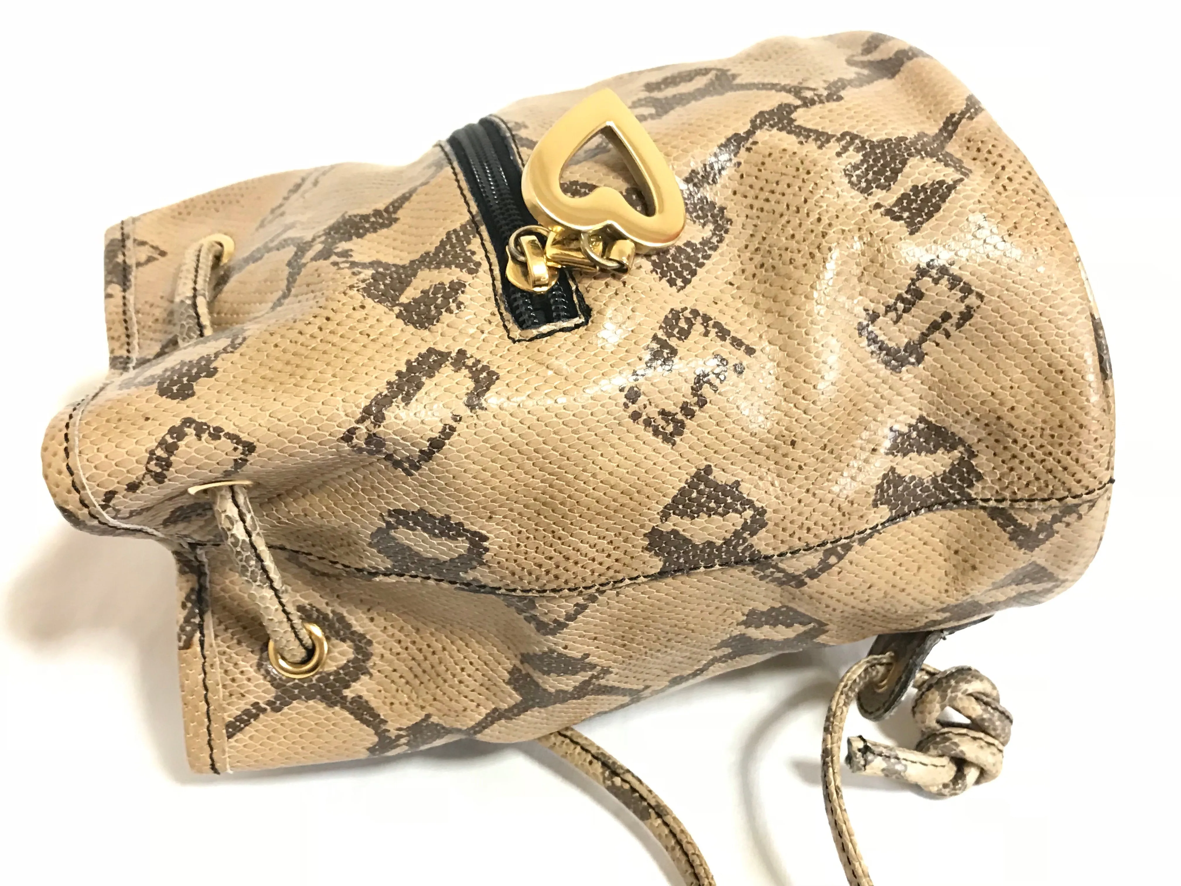 Vintage MOSCHINO by redwall snakeskin print leather mini backpack with golden M logo charm. Perfect chic and mod daily bag. 070131re1