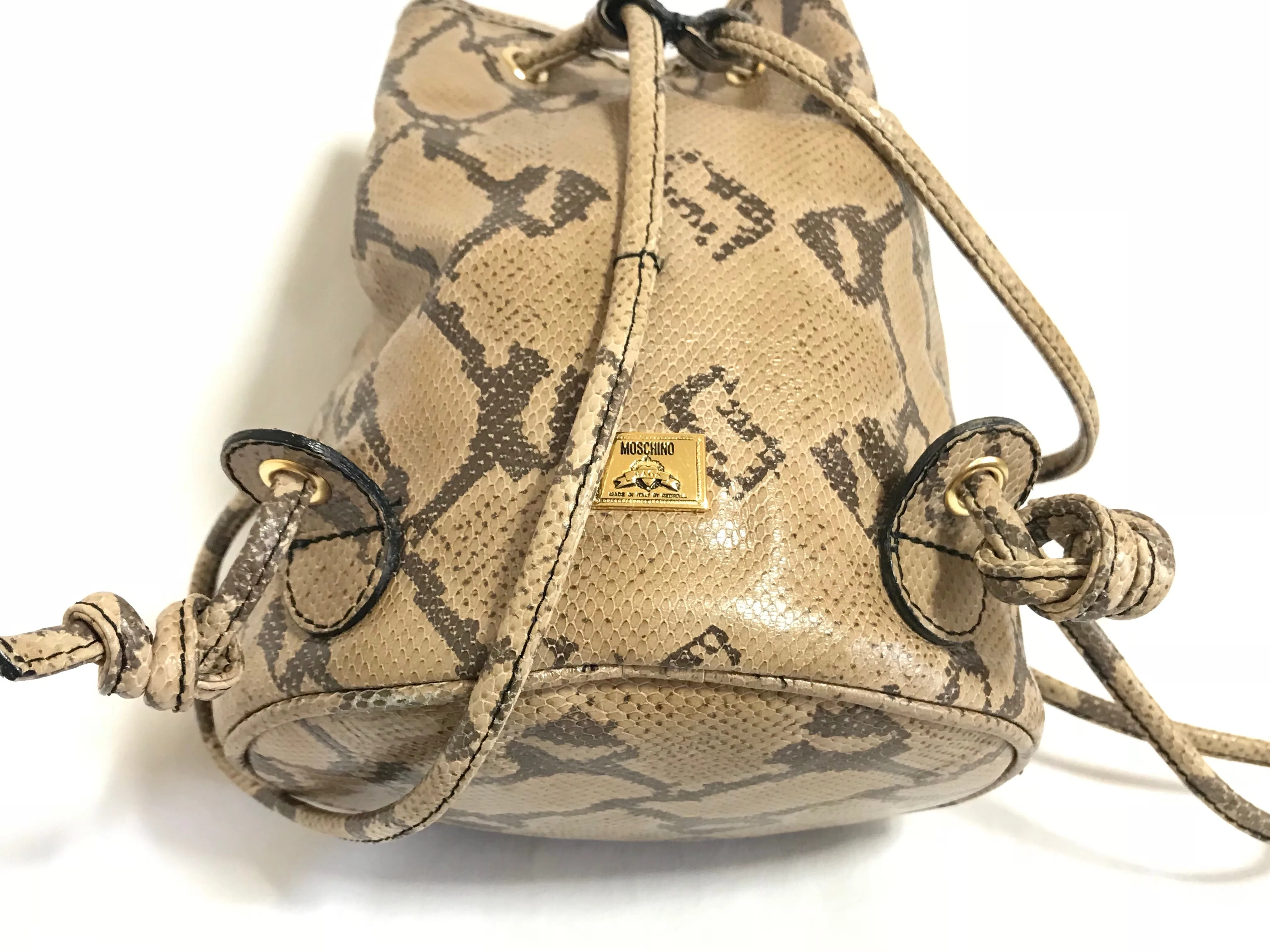 Vintage MOSCHINO by redwall snakeskin print leather mini backpack with golden M logo charm. Perfect chic and mod daily bag. 070131re1