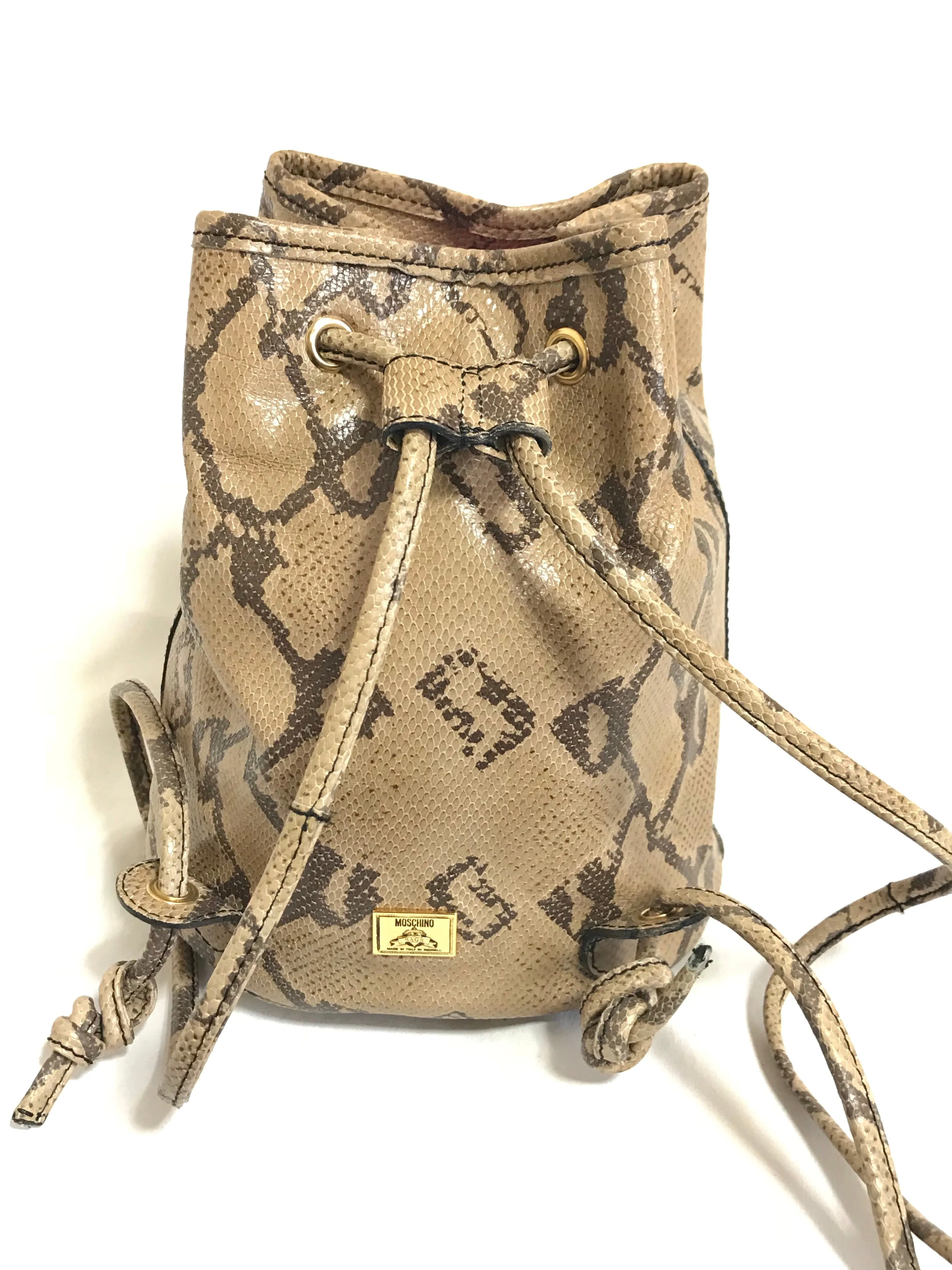 Vintage MOSCHINO by redwall snakeskin print leather mini backpack with golden M logo charm. Perfect chic and mod daily bag. 070131re1
